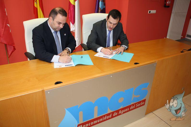 Fotos MAS. Jaime Carnicero y Juan Carlos Lechón rubrican el convenio de colaboración entre MAS y C